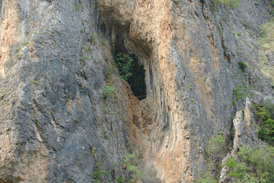 Κτίσμα σε σπηλιά που θυμίζει Μετέωρα, ψηλά πάνω σε μια ορθοπλαγιά...