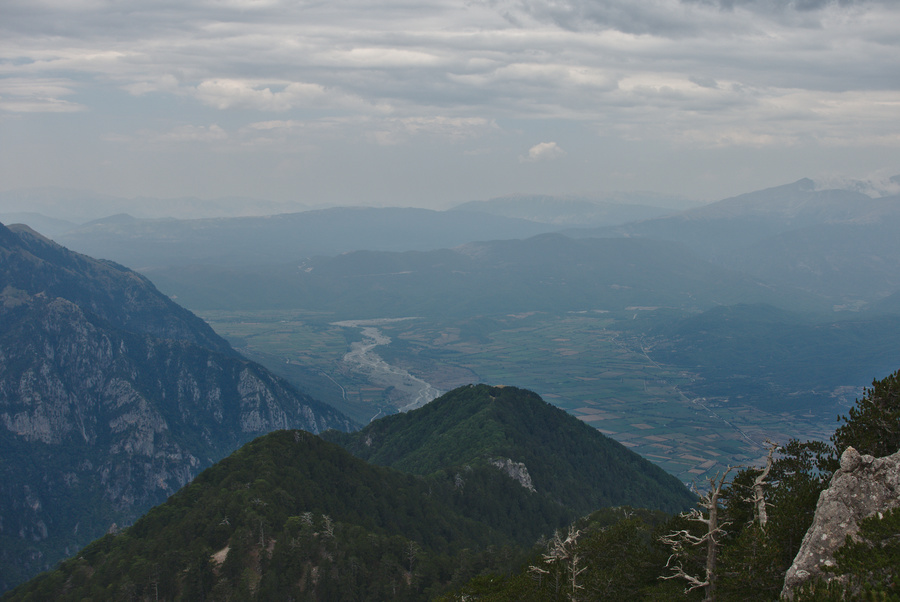Η συνέχεια του Αωού. Στο βάθος-δεξιά το όρος Νεμέρτσικα και η Αλβανία.